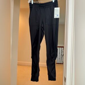 Lululemon Beyond the Studio Jogger in Black Size 8